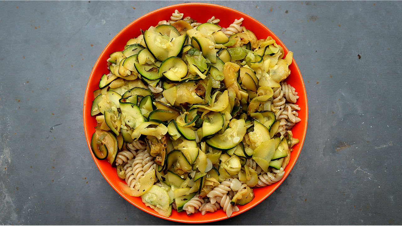 Láminas de verduras cortadas con mandolina con grosor uniforme
